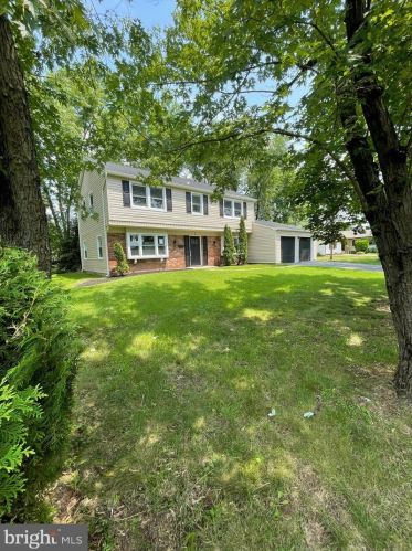 1 Granby Ln, Willingboro, NJ 08046-3223