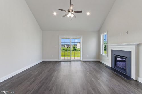 3823 Country Dr, York, PA 17315-3515
