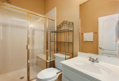 1742 Auburn Dr, Carrollton TX 75007-1452 exterior