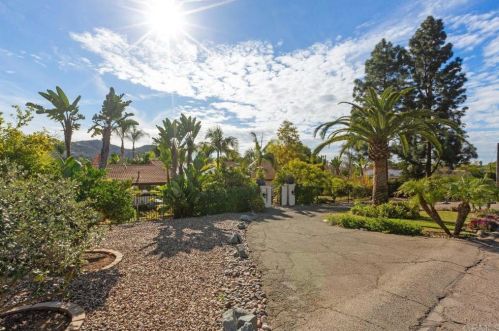 3433 Royal Rd, Vista CA  92084-6616 exterior