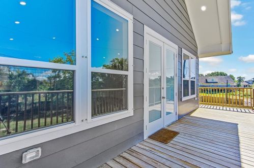 713 Baywood Dr, Taylor Lake Village TX exterior