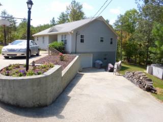 400 Mount View Ln, Lavonia, GA 30553-6906