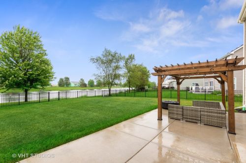 906 Bailey Rd, Sycamore IL  60178-2924 exterior
