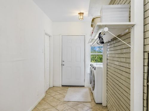 6207 Betty Cook Dr, Austin TX  78723-3313 exterior