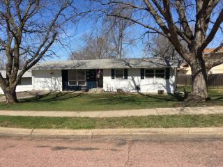 1919 Cedar St, Yankton SD  57078-2144 exterior