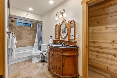 11030 Ski Slope Way, Truckee CA  96161-6603 exterior