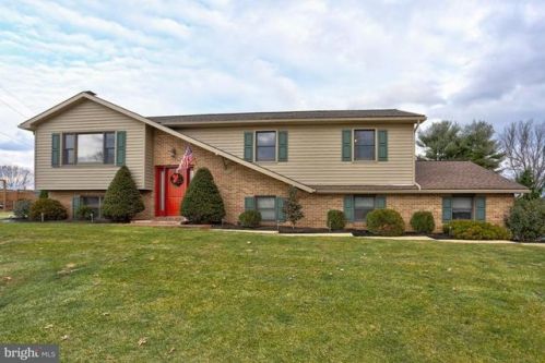 135 Woodchuck Dr, Ephrata, PA 17522-9622