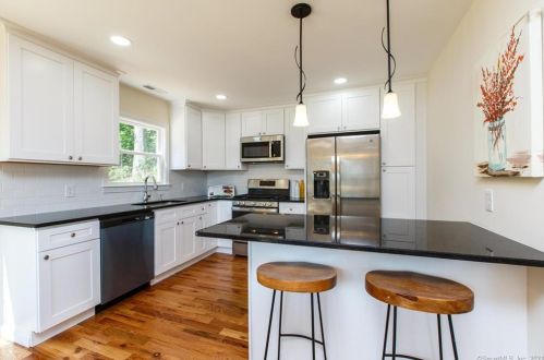 6 West Ln, East Hampton, CT 06424-1410