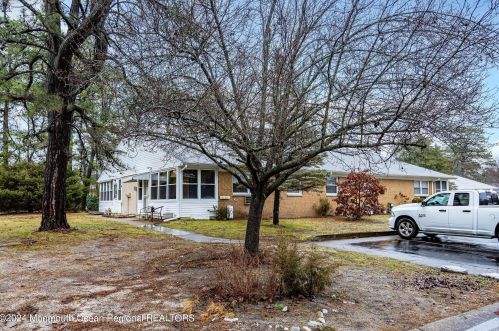 9 Valley Stream Dr, Lakehurst, NJ 08759-3041