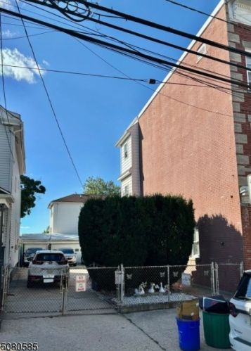 618 7th St, Newark, NJ 07107-2522
