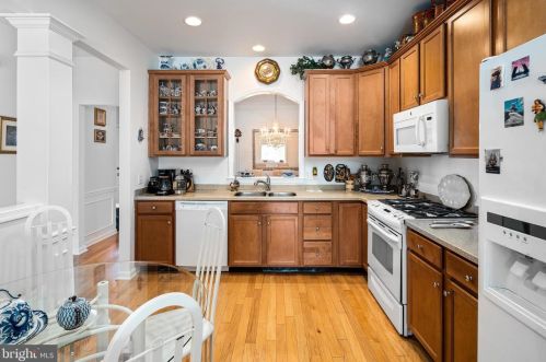 225 Sparrow Dr, Trenton NJ 08690-2464 exterior