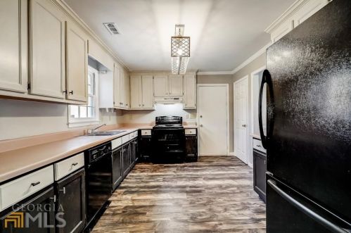 2245 Huntington Dr, Loganville, GA 30052-2694
