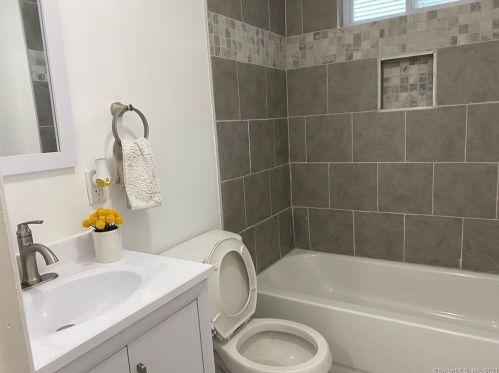 15 Saville St, Windsor CT  06095-4450 exterior