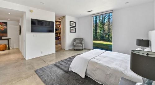 5890 Hilderbrand Dr, Atlanta GA  30328-5149 exterior