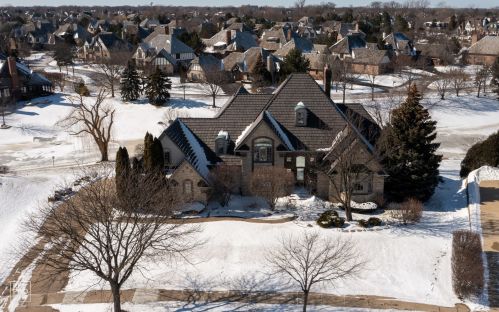 6972 Fieldstone Dr, Willowbrook IL  60527-6969 exterior