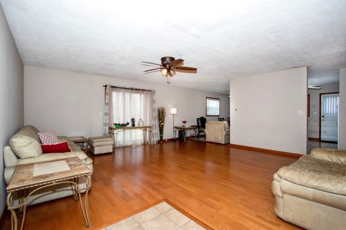 6912 Longmeadow Ln, Hanover Park, IL 60133-3742