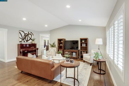 1833 Leo Ln, Concord CA  94521-2348 exterior