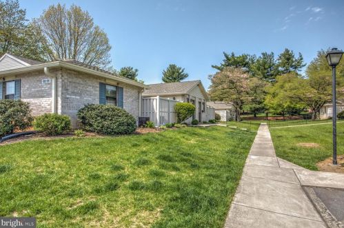 189 Valleybrook Dr, Lancaster PA  17601-4620 exterior