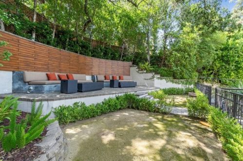 1566 Hillside Dr, Glendale CA  91208-2456 exterior
