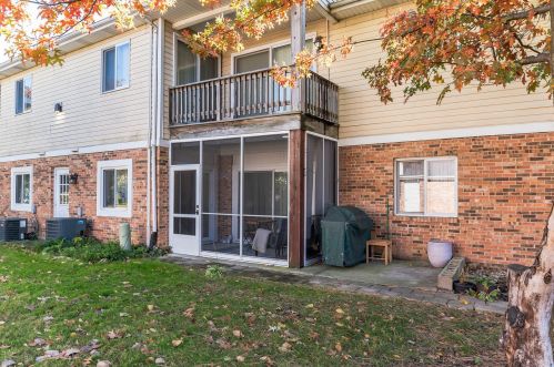 750 Cherrywood Ln, Willowbrook IL  60527-7525 exterior