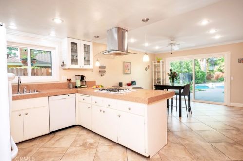 3975 Beechwood Pl, Riverside CA  92506-1160 exterior