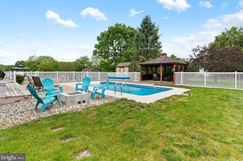 22 Meade Dr, Carlisle PA 17013-8141 exterior