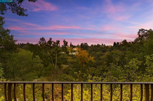8 Dos Posos, Orinda, CA 94563-1801