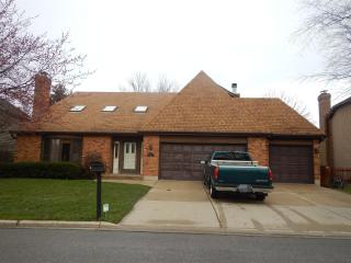1940 Pleasant Hill Ln, Lisle, IL 60532-2827