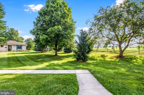 38 Valleybrook Dr, Lancaster PA  17601-4617 exterior