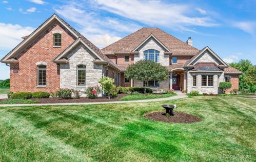 8110 Carriage Ln, Spring Grove, IL 60081-8263