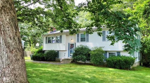 111 Oak Tree Ave, Warwick, RI 02886-7413