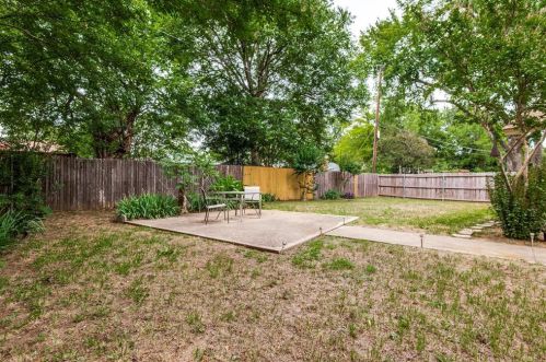 2119 Royal Oaks Dr, Irving TX 75060-5130 exterior