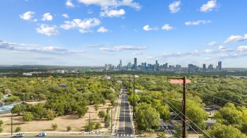 2711 5th St, Austin TX  78702-4756 exterior