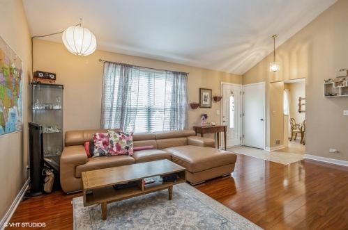 100 Carol Ann Dr, Streamwood, IL 60107-6892