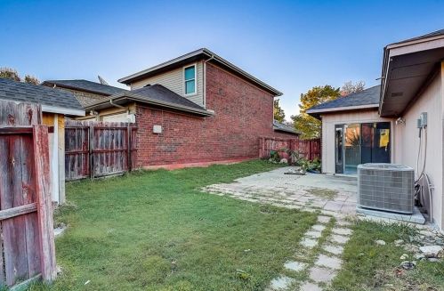 1613 San Francisco St, Carrollton TX 75007-5050 exterior