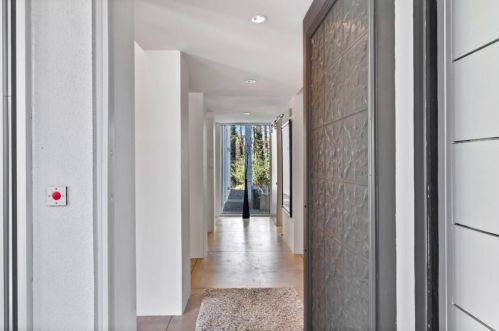 5890 Hilderbrand Dr, Atlanta GA  30328-5149 exterior