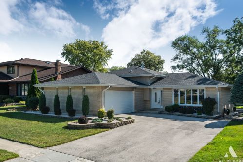 10327 Alta Dr, Palos Hills, IL 60465-1705