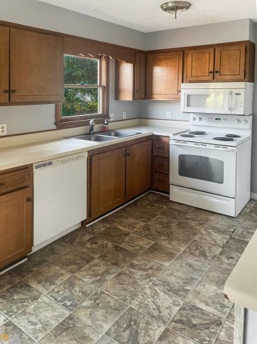 80 Davis Rd, Locust Grove, GA 30248-4600
