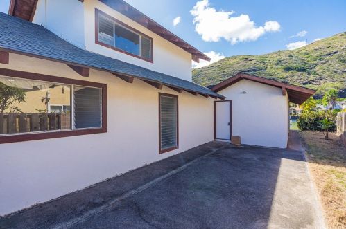 6897 Niumalu Loop, Honolulu HI  96825-1646 exterior