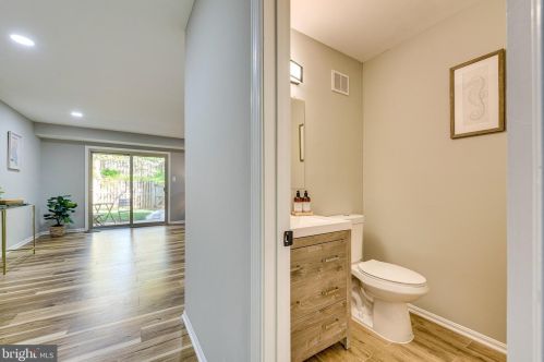 5838 Kara Pl, Springfield VA  22015-3327 exterior