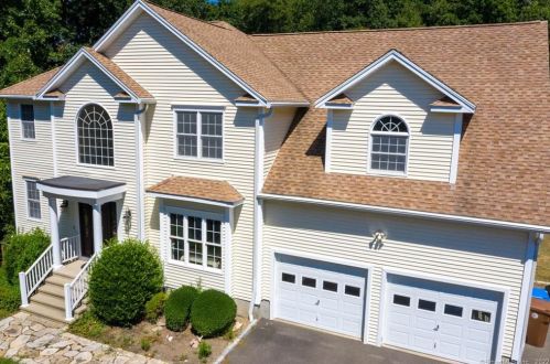 54 Cedarwood Ln, Huntington, CT 06484-2739