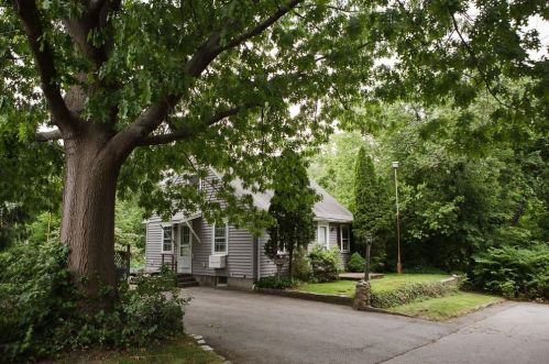 21 Tyler St, Warwick, RI 02888-2037