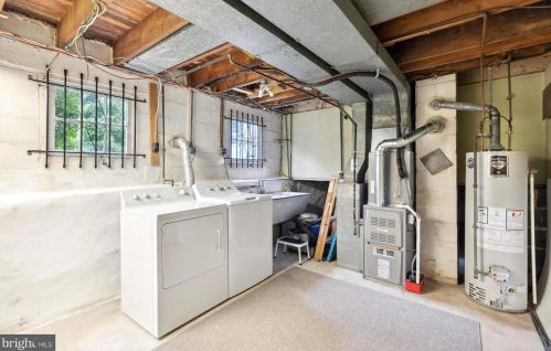 8421 Chippewa Rd, Philadelphia PA 19128-1206 exterior