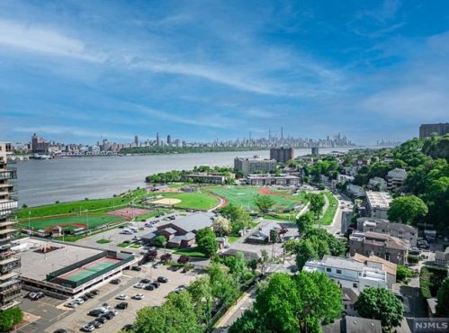 1220 River Rd, Edgewater, NJ 07020-1423