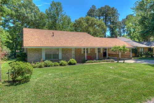77 Hiwon Dr, Conroe, TX 77304-1123