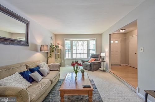 5782 Crownleigh Ct, Springfield, VA 22015-1858