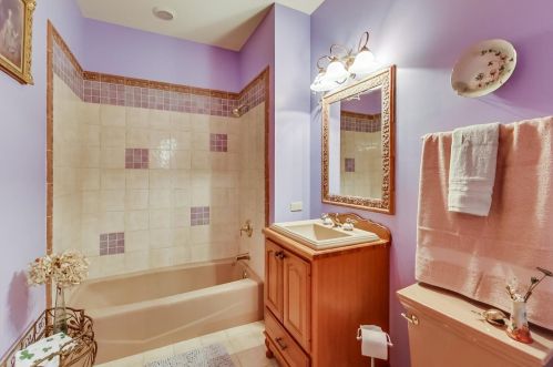 8901 Maple Ave, Willowbrook IL 60527-6469 exterior