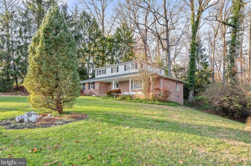 4025 Robinhood Dr, York, PA 17408-9414