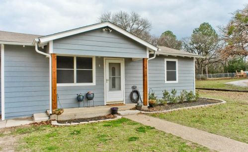 1012 Red Oak St, Azle, TX 76020-2424