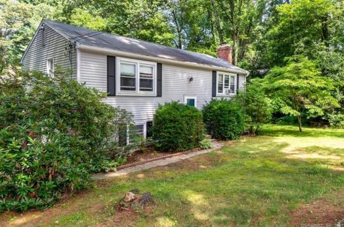 7 Circle Dr, Unionville, CT 06013-2518